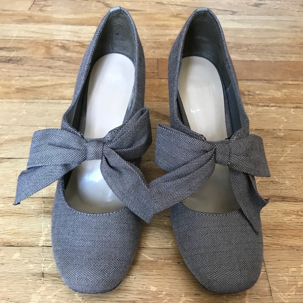 Adorable bow heels